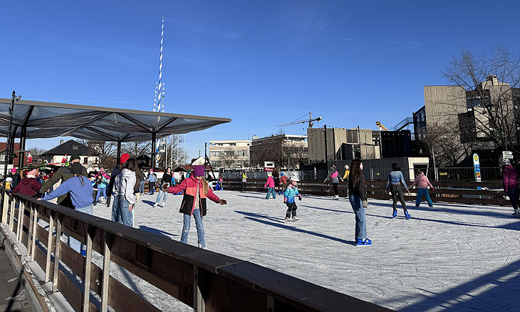 Eiszauber Unterföhring vor dem Bürgerhaus auf 450 qm Echteisfläche vom 27.12.2023 bis 06.01.2024